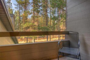 Appart'hôtel, plusieurs lits, bain à remous | Balcon