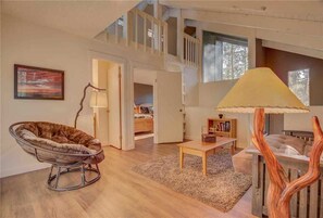 콘도, 침대(여러 개), 온수 욕조 | 거실 | 평면 TV, 벽난로, MP3 도킹 스테이션