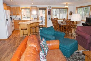 House, 5 Bedrooms, Patio | Living area | Flat-screen TV - Lassen Lane 3 (Bend)