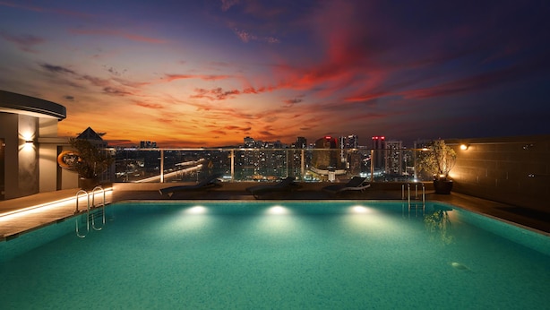 A rooftop pool with a city skyline view at dusk. - Hilton Garden Inn Kuala Lumpur Jalan Tuanku Abdul Rahman South (Kuala Lumpur)