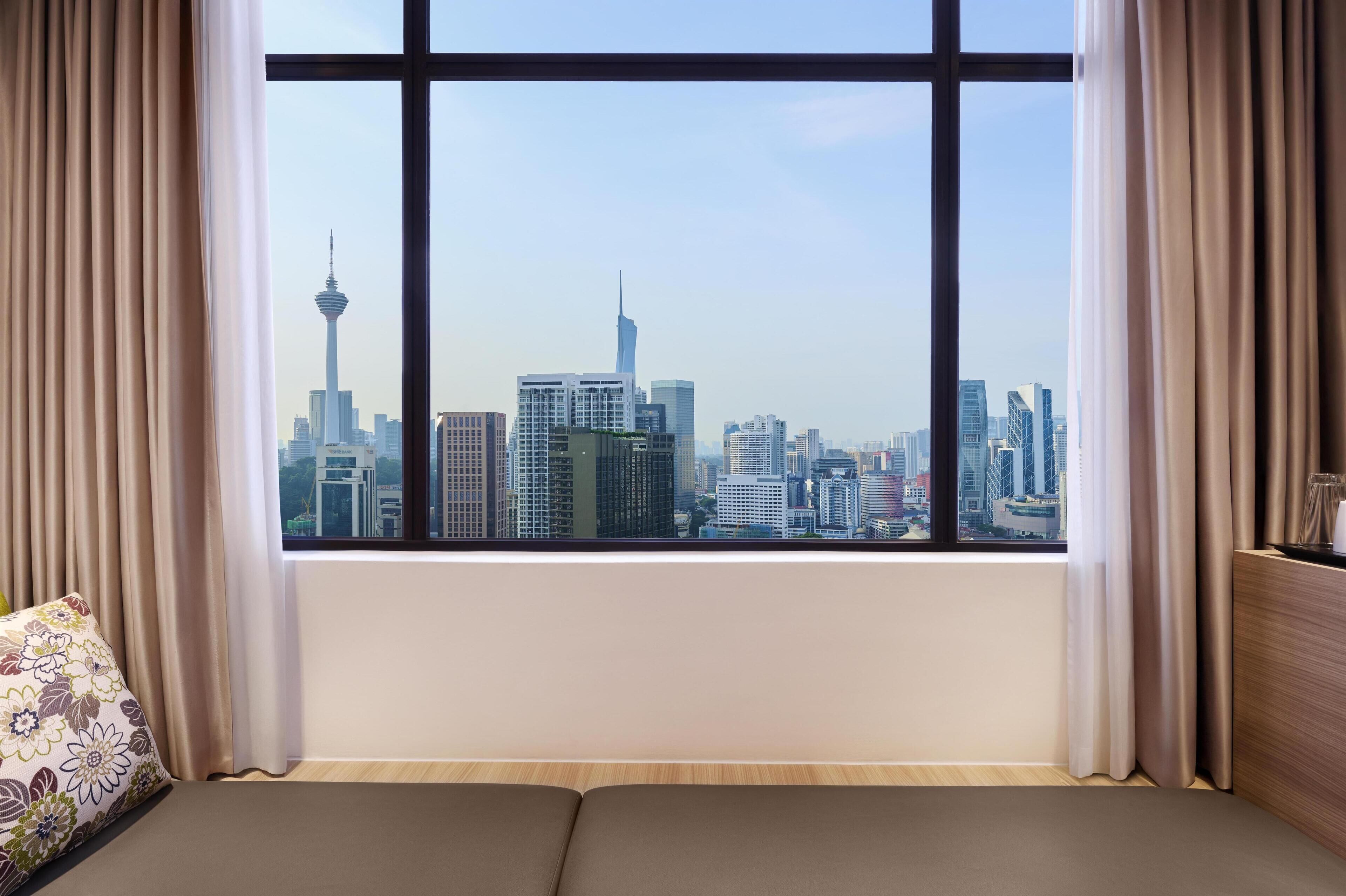 Room, 1 Queen Bed (KL Tower View) | Living area