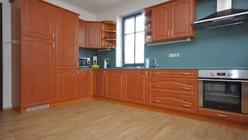 Quarto (VIP Apartment 3+3) | Cozinha americana privada | Geladeira, micro-ondas, cooktop, chaleira elétrica