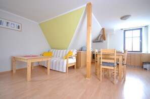 Room (Apartman 2+2) | Private kitchenette | Fridge, microwave, stovetop, electric kettle - Apartmány Pod Zálesím (Loucna nad Desnou)