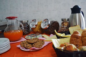 Sudah termasuk sarapan masakan setempat setiap hari