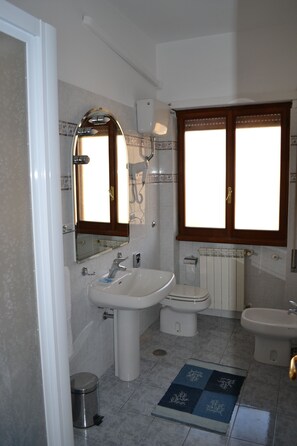 Kamar Triple, ensuite | Kamar mandi | Shower, perlengkapan mandi gratis,  dan handuk