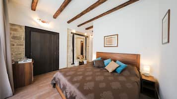 Double Room | Minibar, in-room safe, desk, soundproofing