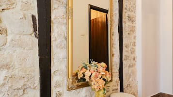 Minibar, caja de seguridad en la habitación y escritorio