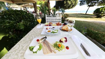 Desayuno buffet diario (EUR 15 por persona)