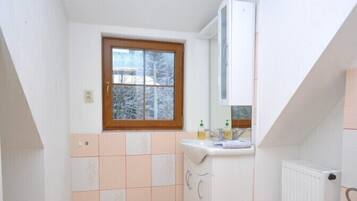 Douche, articles de toilette gratuits, serviettes fournies