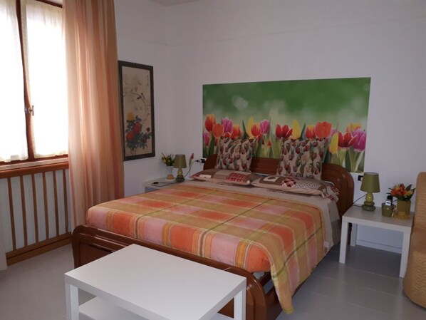 Desk, free WiFi, bed sheets