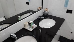 Shower, hair dryer, bidet, towels