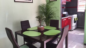 Casa, várias camas | Sala de estar | TV de tela plana