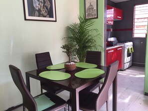 独立别墅, 多张床 | 客厅 | 平板电视