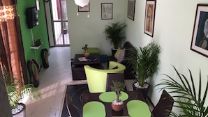 Casa, várias camas | Sala de estar | TV de tela plana