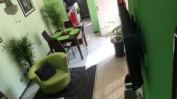 Casa, varias camas | Sala de estar | Televisión de pantalla plana