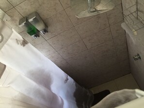 Ferienhaus, Mehrere Betten | Badezimmer | Dusche, kostenlose Toilettenartikel, Handtücher