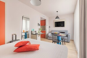 Superior Studio | Desk, soundproofing, iron/ironing board, free WiFi