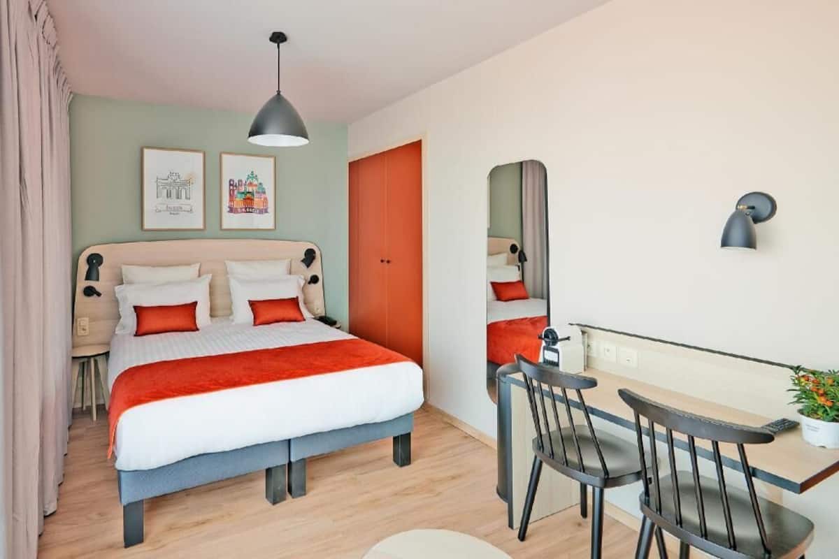 Desk, soundproofing, iron/ironing board, free WiFi