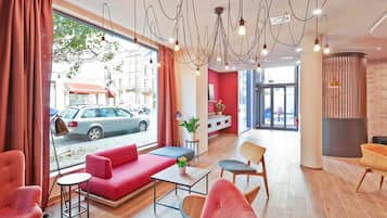 Coin salon dans le hall