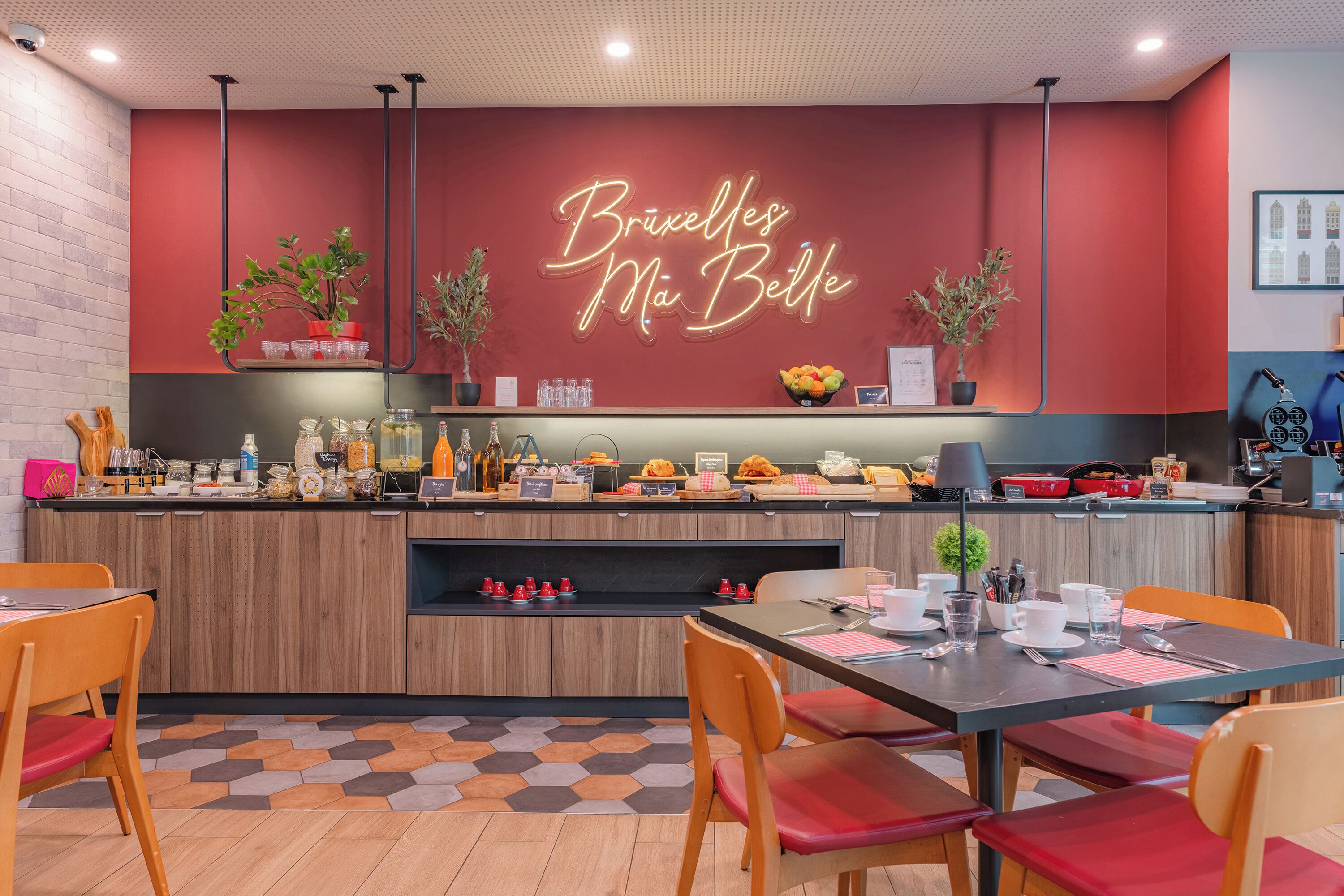 L’intérieur d’un café moderne, avec un panneau néon, un comptoir en bois et un espace salon.