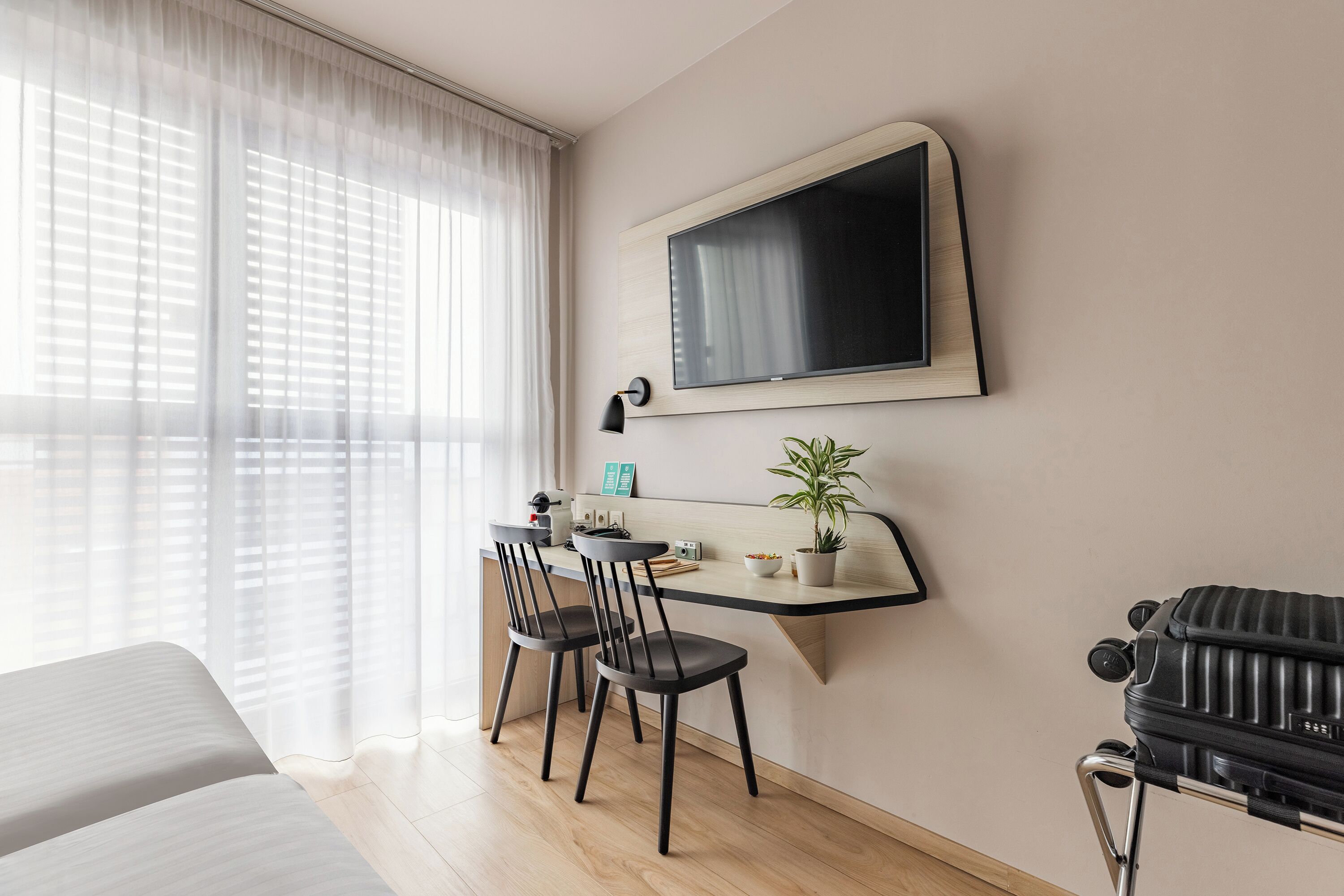 Estudi | Escriptori, habitacions insonoritzades i planxa i posts de planxar 