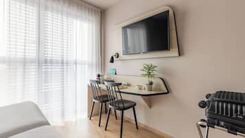 Estudi | Escriptori, habitacions insonoritzades i planxa i posts de planxar