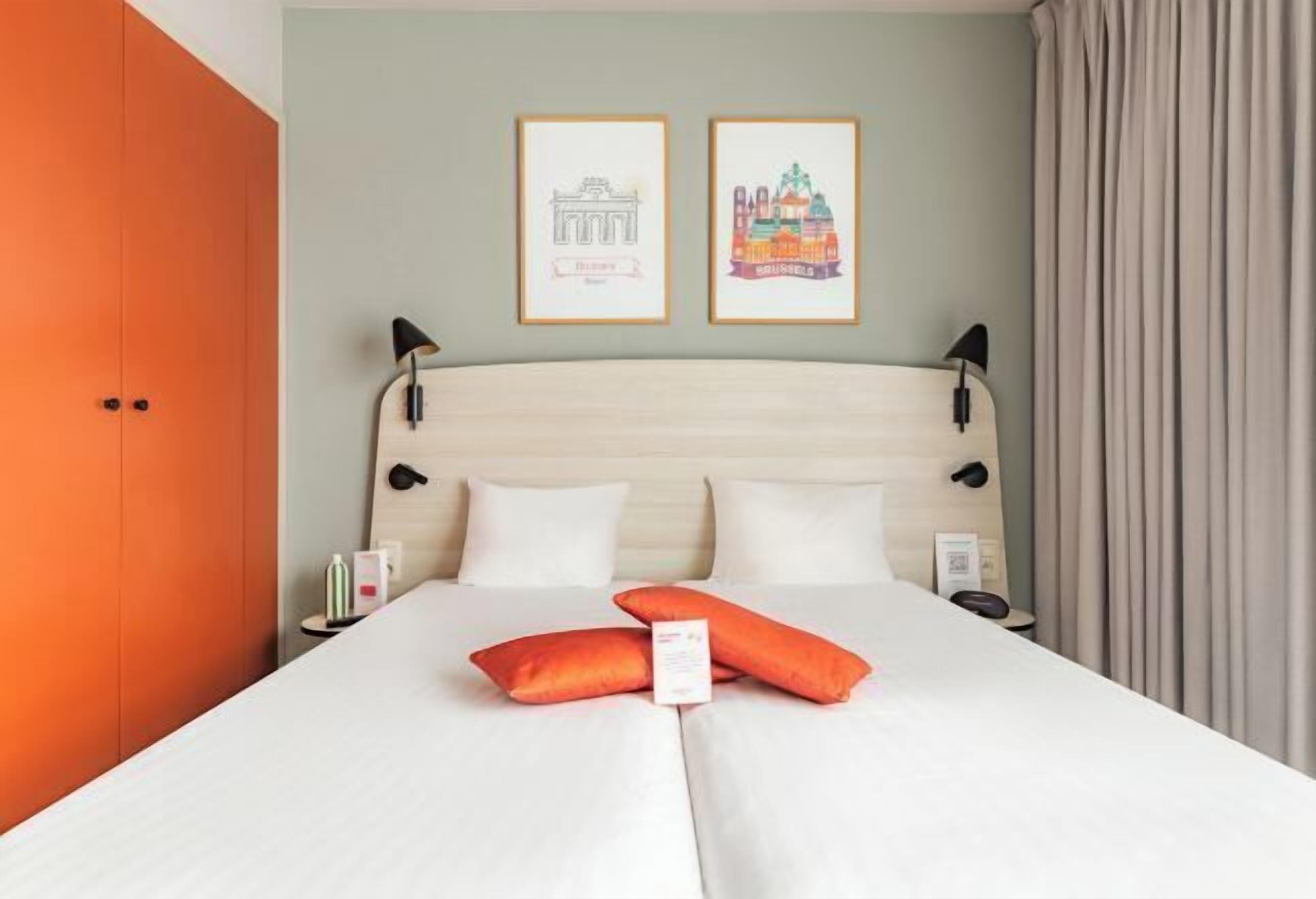 Desk, soundproofing, iron/ironing board, free WiFi