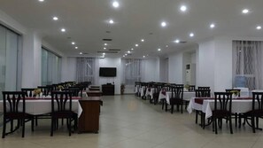 Phục vụ bữa sáng, bữa trưa và bữa sáng muộn 