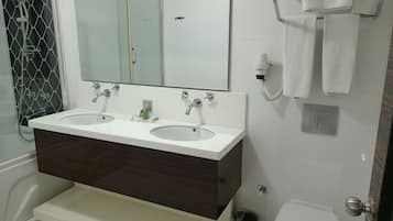 Shower, perlengkapan mandi gratis, pengering rambut, dan sandal