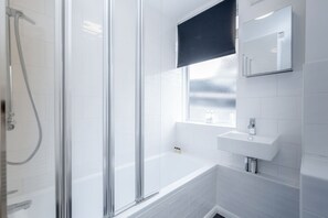 Apartment, 1 Schlafzimmer | Badezimmer | Duschwanne, Komfortbadewanne, kostenlose Toilettenartikel, Haartrockner