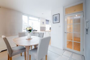 Apartment, 1 Bedroom | In-room dining