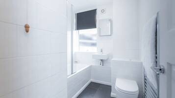 Apartamento, 1 quarto | Banheiro | Chuveiro/banheira combinados, banheira de imersão