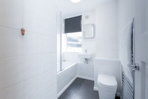 Apartamento, 1 quarto | Banheiro | Chuveiro/banheira combinados, banheira de imersão