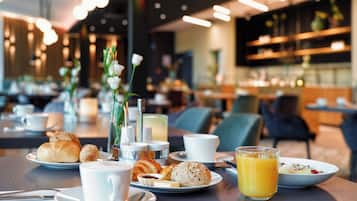 بوفيه فطور يوميًا بتكلفة قدرها (15.00 EUR للشخص)