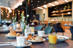 Tägliches Frühstücksbuffet (15.00 EUR pro Person)