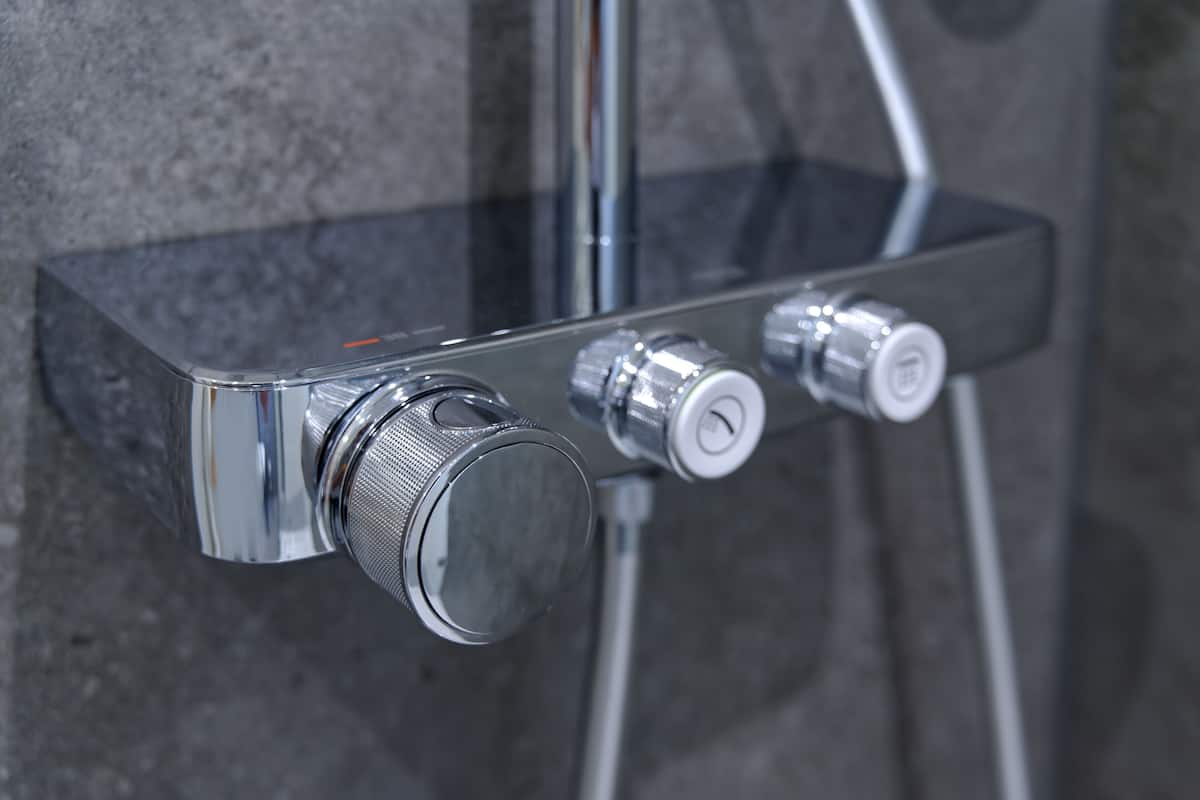 shower, rainfall showerhead, free toiletries, hair dryer