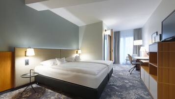 ميني بار وخزنة داخل الغرفة ومكتب ومساحة عمل للكمبيوتر المحمول