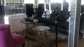 Coin salon dans le hall