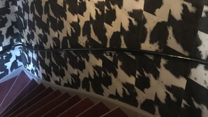 A staircase with a black and white patterned wall. - Park Hotell (Lycksele)