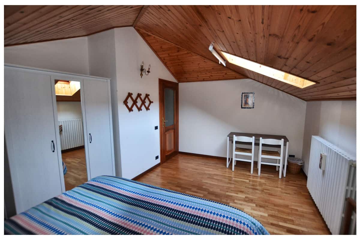 Camera doppia, bagno condiviso | Una scrivania, ferro/asse da stiro, Wi-Fi gratuito