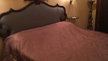 Double Room, Shared Bathroom | In-room safe, iron/ironing board, free WiFi