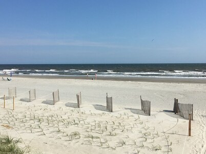 Tailslide Inn 4 Bedroom Home by RedAwning