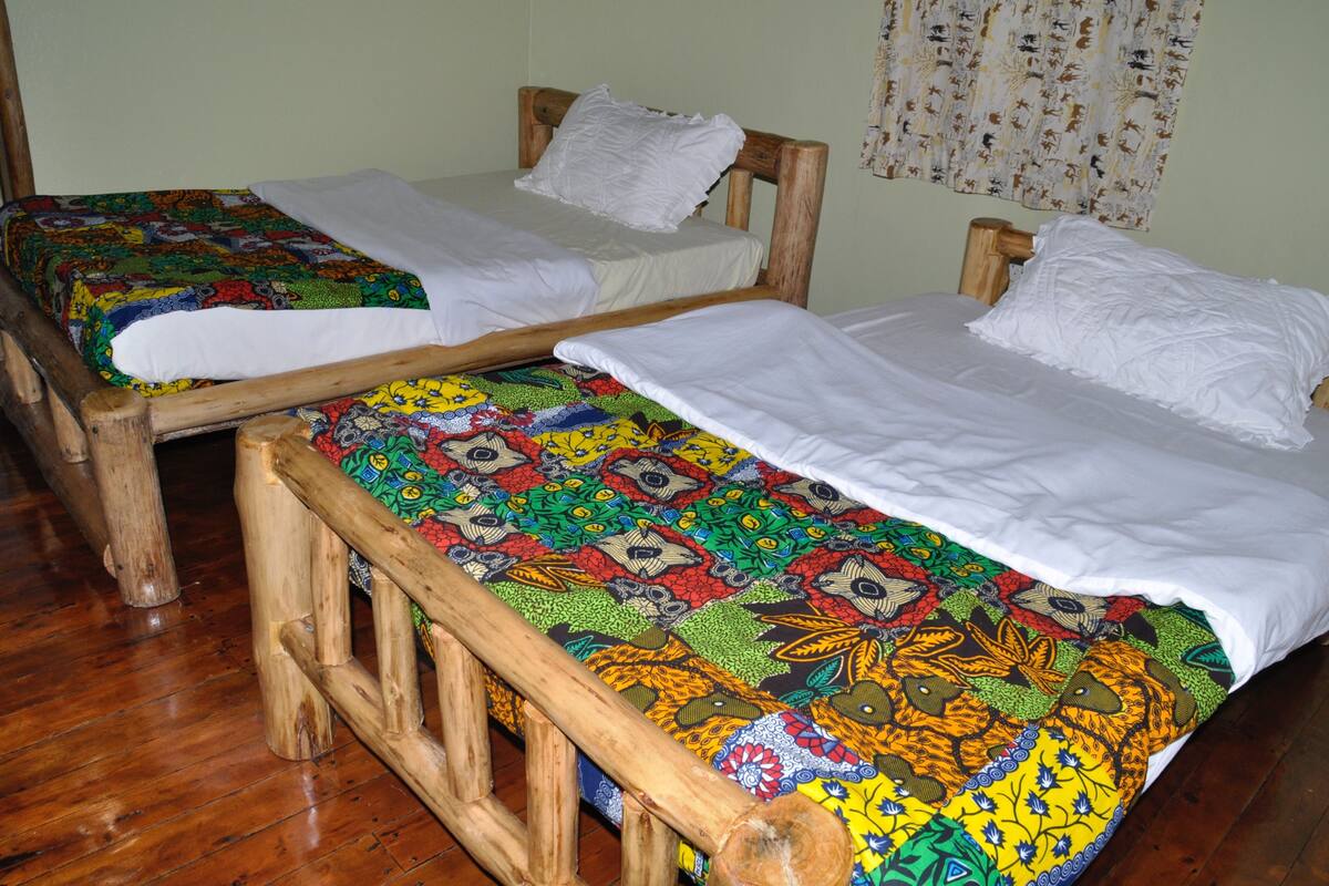 In-room safe, desk, bed sheets