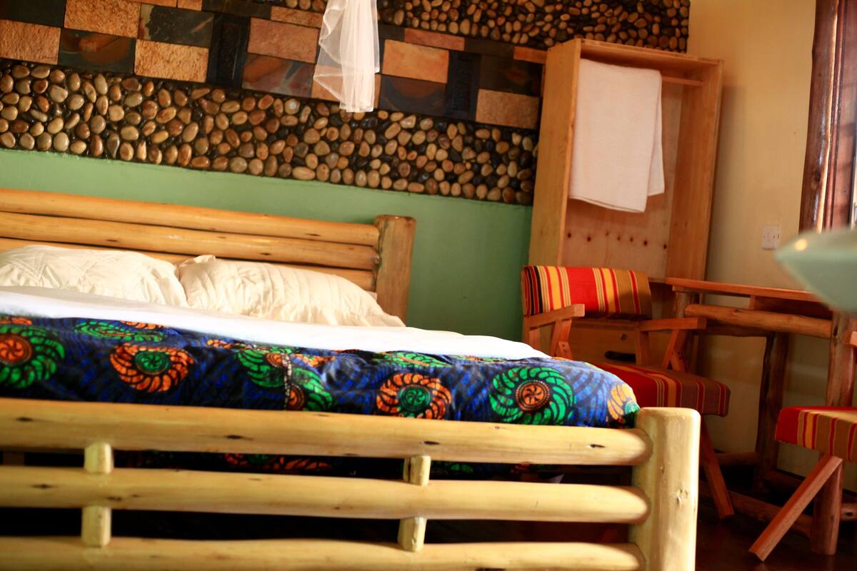 In-room safe, desk, bed sheets