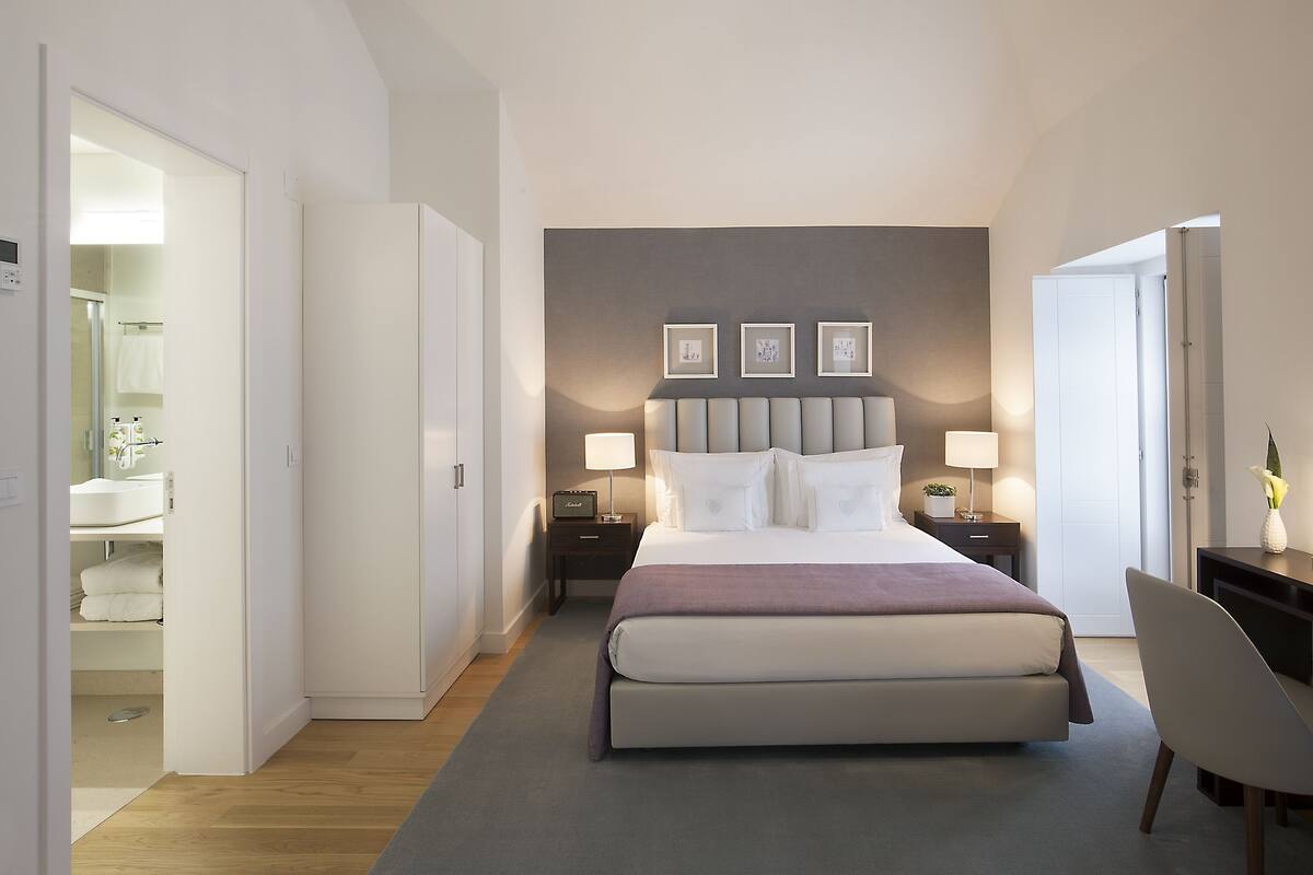 In-room safe, soundproofing, iron/ironing board, free WiFi