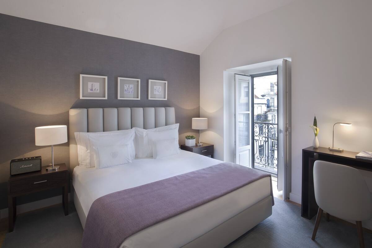 In-room safe, soundproofing, iron/ironing board, free WiFi