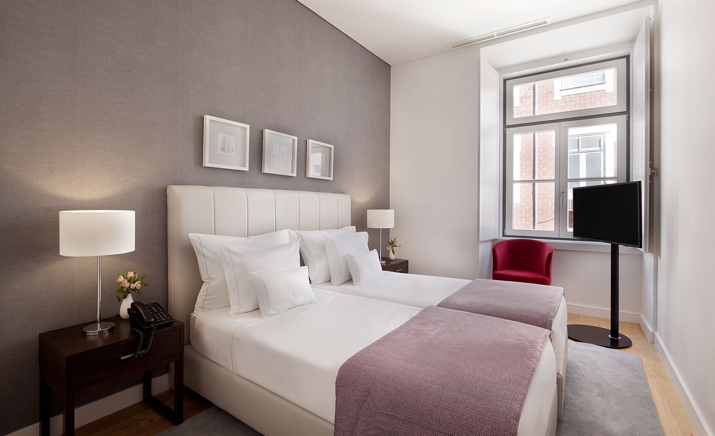 In-room safe, soundproofing, iron/ironing board, free WiFi