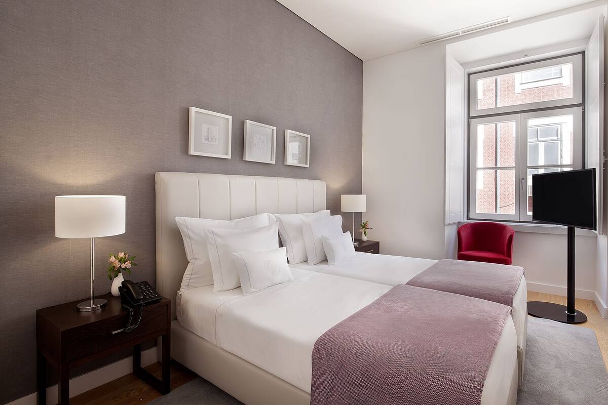 In-room safe, soundproofing, iron/ironing board, free WiFi