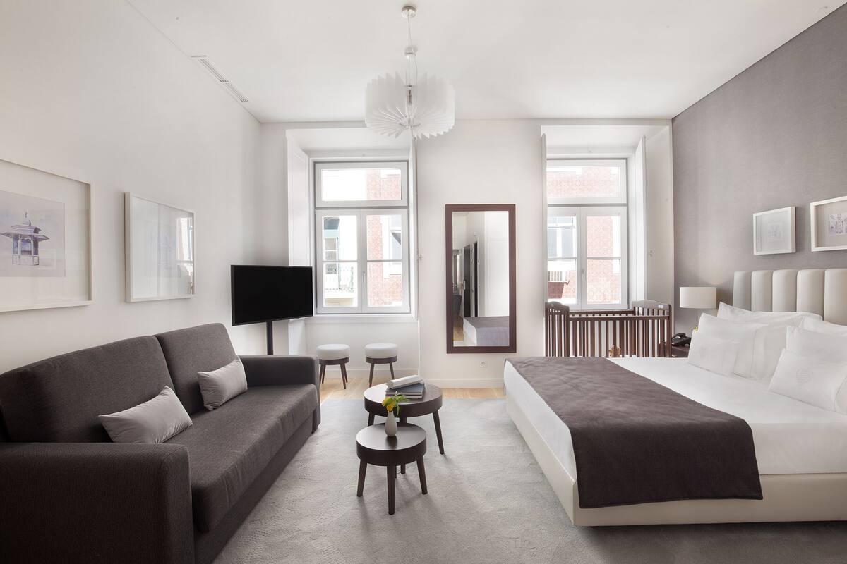 In-room safe, soundproofing, iron/ironing board, free WiFi