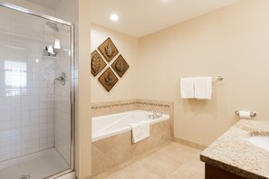 Condo, 2 habitaciones | Baño | Toallas y shampoo 